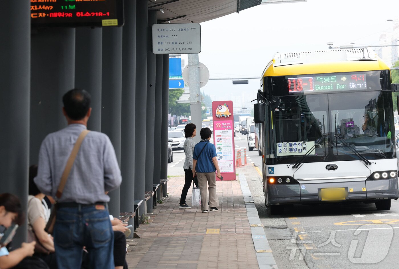본문 이미지 - 한국노총 광주버스노조가 무기한 전면 파업에 돌입한 9일 광주 서구 광천종합버스터미널 정류장에서 시민들이 버스를 기다리고 있다. 2025.6.9/뉴스1 ⓒ News1 박지현 기자