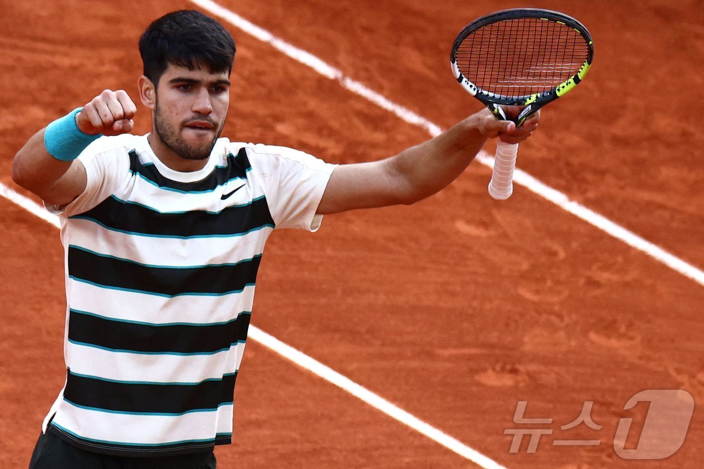 본문 이미지 - 환호하는 카를로스 알카라스. ⓒ AFP=뉴스1