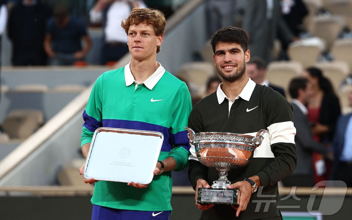 본문 이미지 - 프랑스오픈 우승자 알카라스(오른쪽)와 준우승을 차지한 신네르. ⓒ AFP=뉴스1