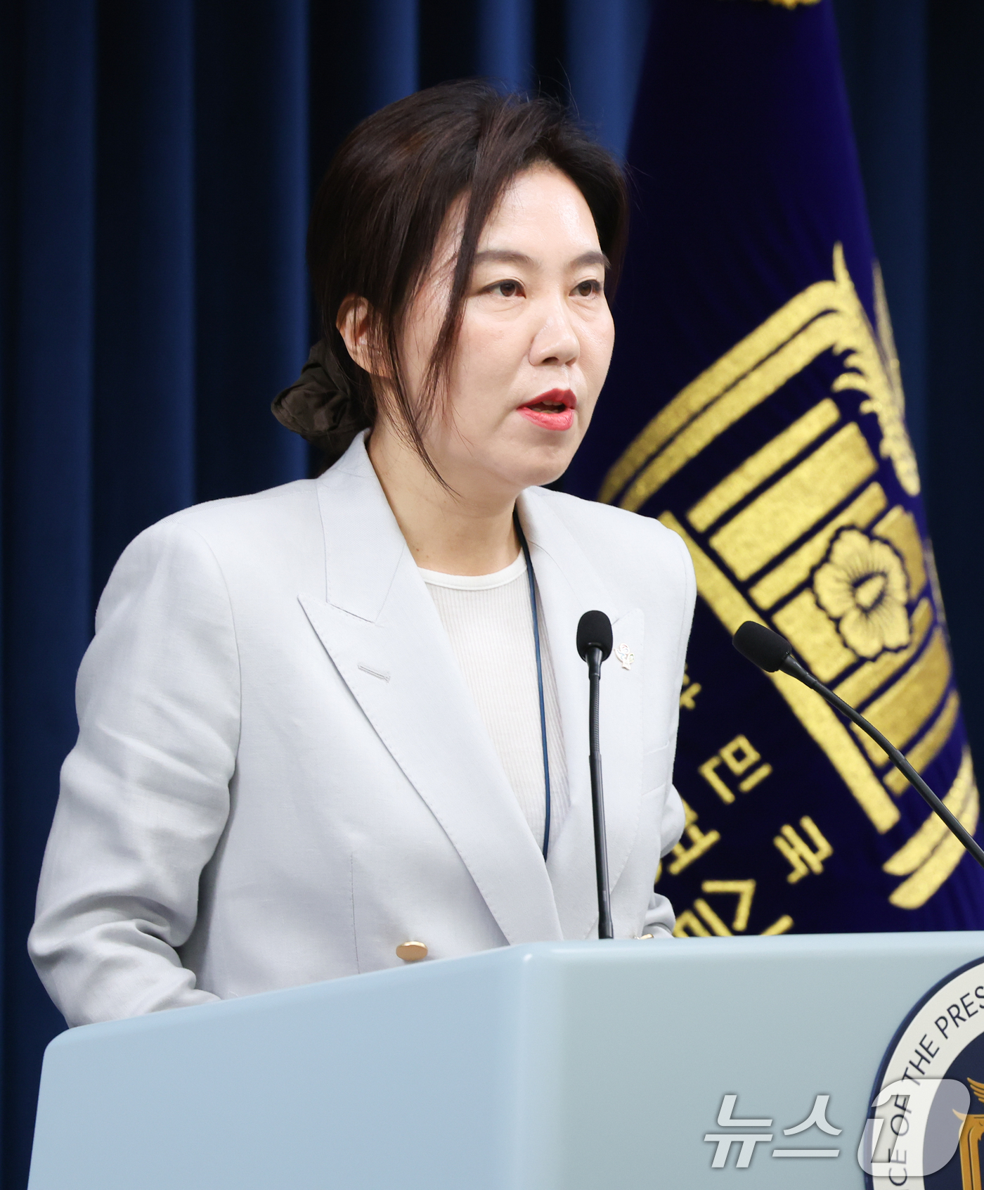 (서울=뉴스1) 허경 기자 = 강유정 대통령실 대변인이 9일 서울 용산구 대통령실 청사에서 경호처 인사조직 혁신 관련 브리핑을 하고 있다. 강유정 대통령실 대변인은 이날 브리핑을 …