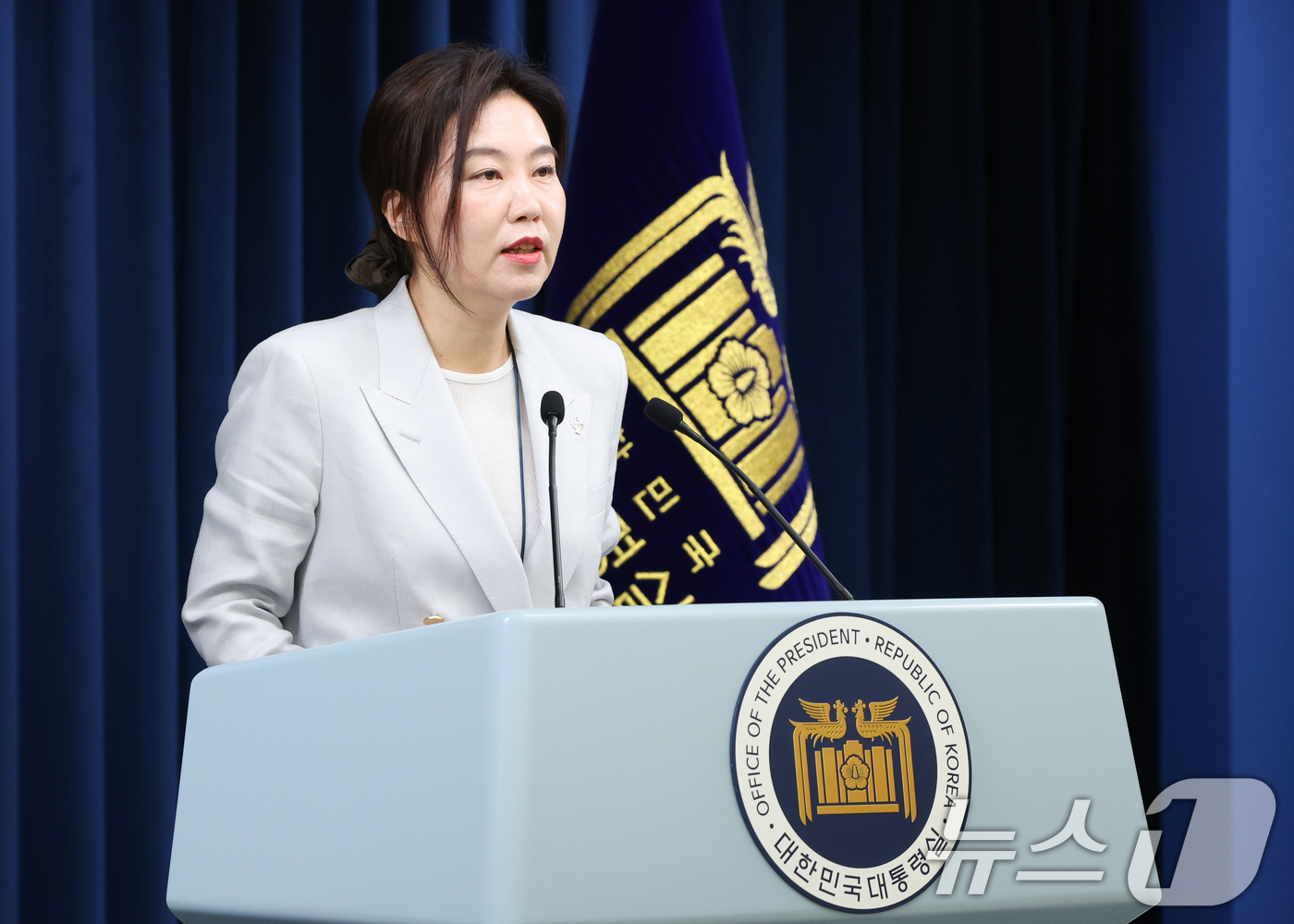 (서울=뉴스1) 허경 기자 = 강유정 대통령실 대변인이 9일 서울 용산구 대통령실 청사에서 경호처 인선 관련 브리핑을 하고 있다. 강유정 대통령실 대변인은 이날 브리핑을 열고 "오 …