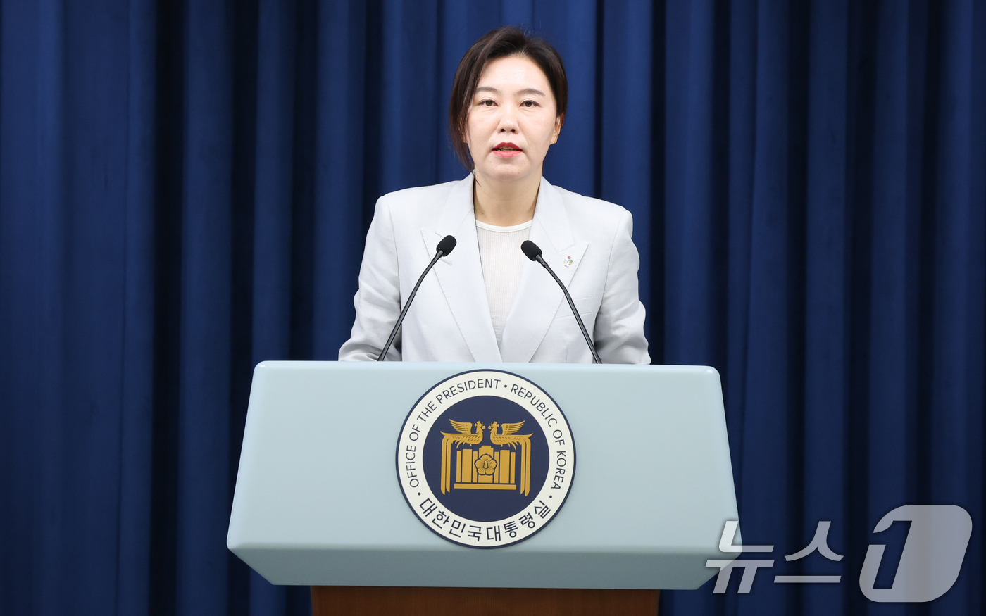 (서울=뉴스1) 허경 기자 = 강유정 대통령실 대변인이 9일 서울 용산구 대통령실 청사에서 경호처 인사조직 혁신 관련 브리핑을 하고 있다. 강유정 대통령실 대변인은 이날 브리핑을 …