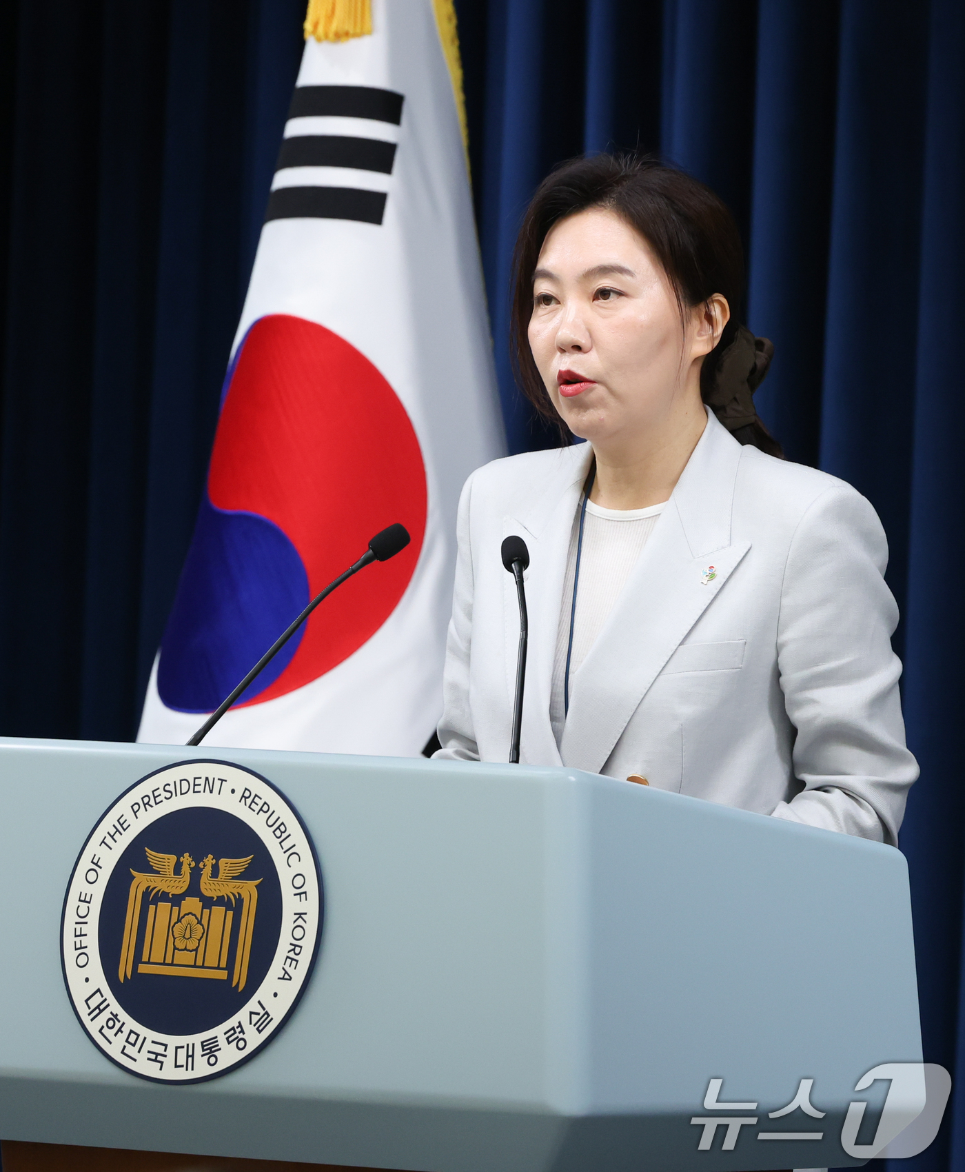 (서울=뉴스1) 허경 기자 = 강유정 대통령실 대변인이 9일 서울 용산구 대통령실 청사에서 경호처 인사조직 혁신 관련 브리핑을 하고 있다. 강유정 대통령실 대변인은 이날 브리핑을 …