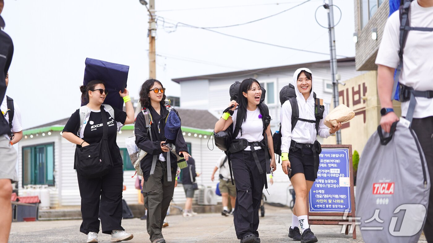 본문 이미지 - 비양도 오디밥상 다이닝 캠프 참가를 위해 비양도에 도착한 캠퍼들(한국관광공사 제공)