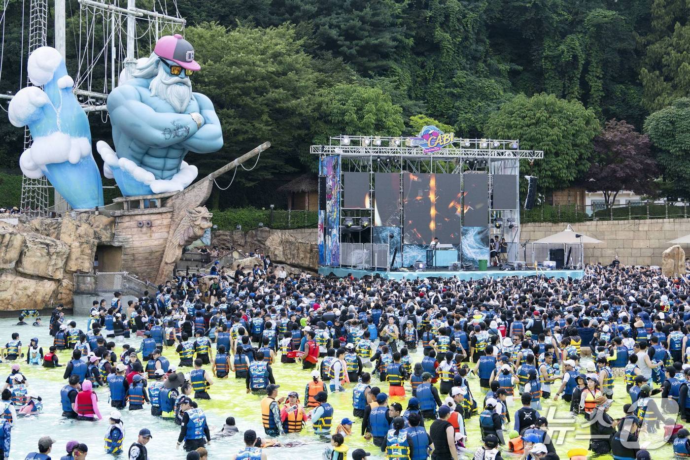 본문 이미지 - 지난 2024년 워터 뮤직 풀파티가 펼쳐진 캐리비안베이 파도풀의 모습.&#40;에버랜드 제공&#41;