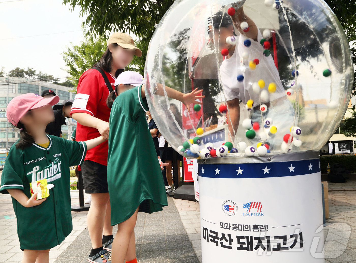 (서울=뉴스1) = 미국육류수출협회는 지난 7일 패션·라이프스타일 매거진 ‘싱글즈’와 함께 경기도 수원에 위치한 야구장에서 미국산 돼지고기의 우수한 맛과 영양학적 가치를 알리는 소 …