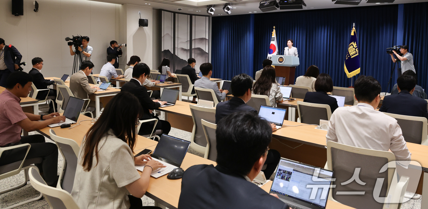 (서울=뉴스1) 허경 기자 = 강유정 대통령실 대변인이 9일 서울 용산구 대통령실 청사에서 경호처 인사조직 혁신 관련 브리핑을 하고 있다. 강유정 대통령실 대변인은 이날 브리핑을 …