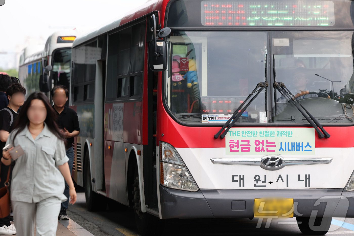 (광주=뉴스1) 박지현 기자 = 한국노총 광주버스노조가 무기한 전면 파업에 돌입한 9일 광주 서구 광천종합버스터미널 버스정류장에 운행지연 안내문이 붙어 있다. 2025.6.9/뉴스 …