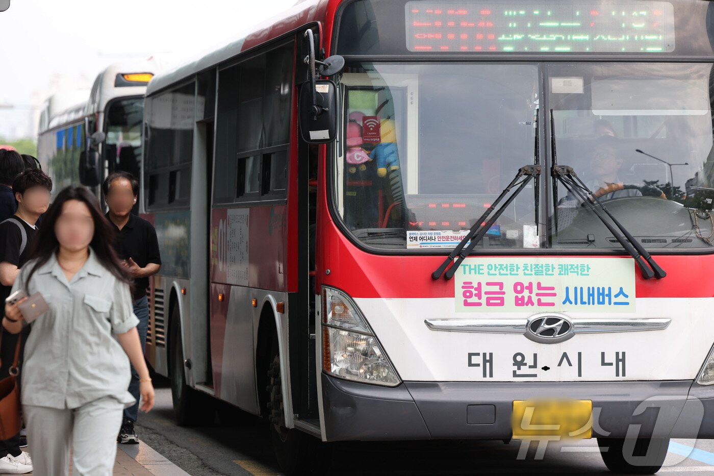 본문 이미지 - 한국노총 광주버스노조가 무기한 전면 파업에 돌입한 9일 광주 서구 광천종합버스터미널 버스정류장에서 시민들이 버스를 타기 위해 움직이고 있다. 2025.6.9/뉴스1 ⓒ News1 박지현 기자