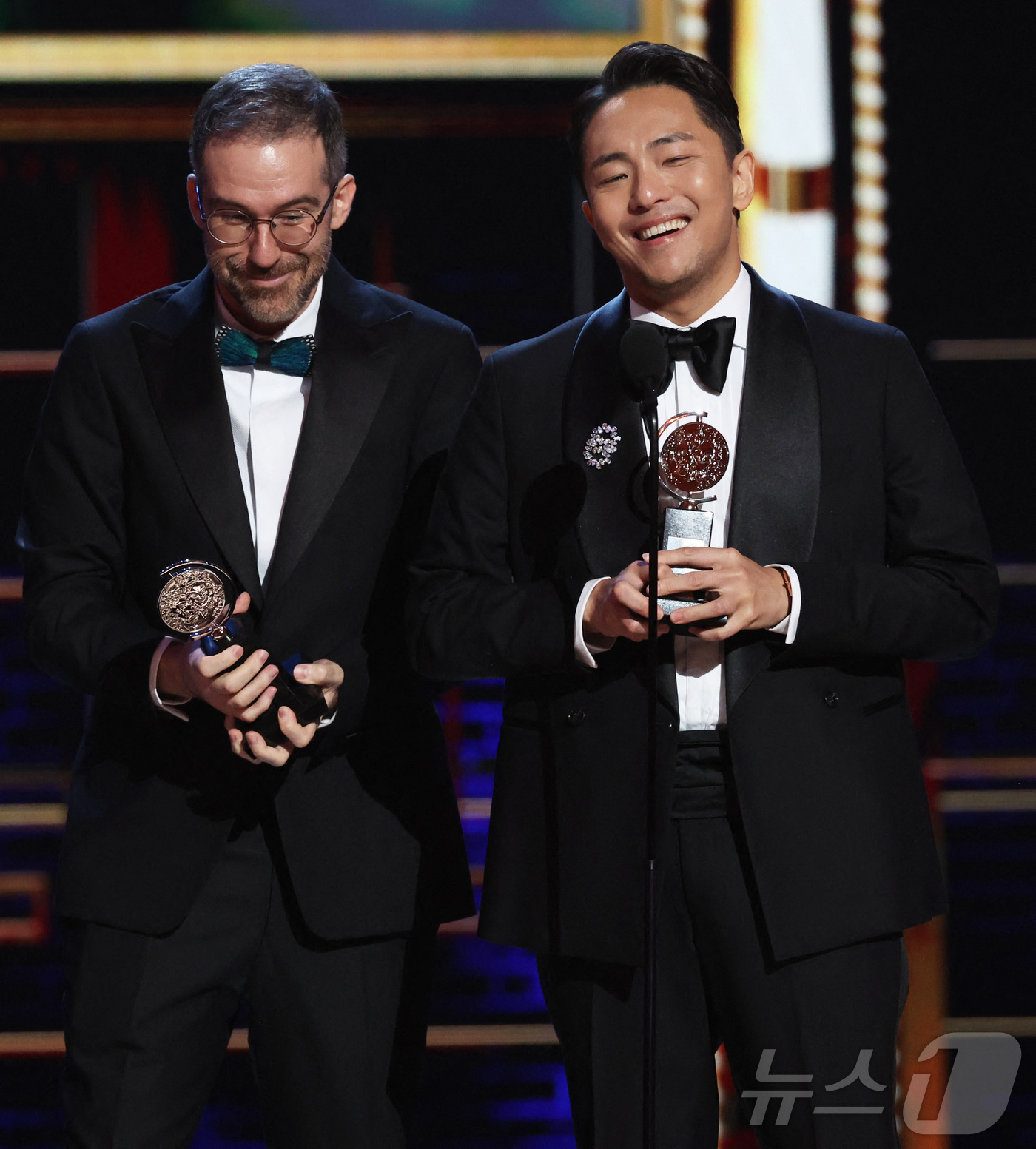 (로이터=뉴스1) 포토공용 기자 = 8일(현지시간) 미국 뉴욕 라디오시티 뮤직홀에서 열린 제78회 토니상 시상식에서 '어쩌면 해피엔딩'으로 뮤지컬 각본상을 받은 윌 애런슨(왼쪽)과 …