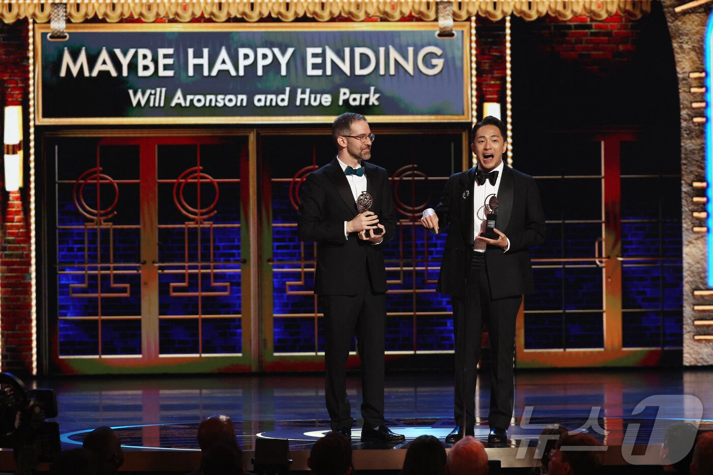 본문 이미지 - 제78회 토니상 시상식에서 &#39;어쩌면 해피엔딩&#39;으로 뮤지컬 각본상&#40;Best book of a Musical&#41;을 받은 윌 애런슨&#40;왼쪽&#41;과 박천휴. ⓒ 로이터=뉴스1 ⓒ News1 정수영 기자
