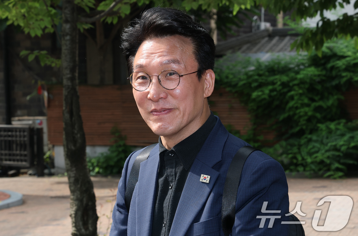 (서울=뉴스1) 임세영 기자 = 김민석 국무총리 후보자가 9일 오전 서울 종로구 통의동 금융감독원 연수원에 마련된 인사청문회 준비 사무실로 출근을 하고 있다. 2025.6.9/뉴스 …