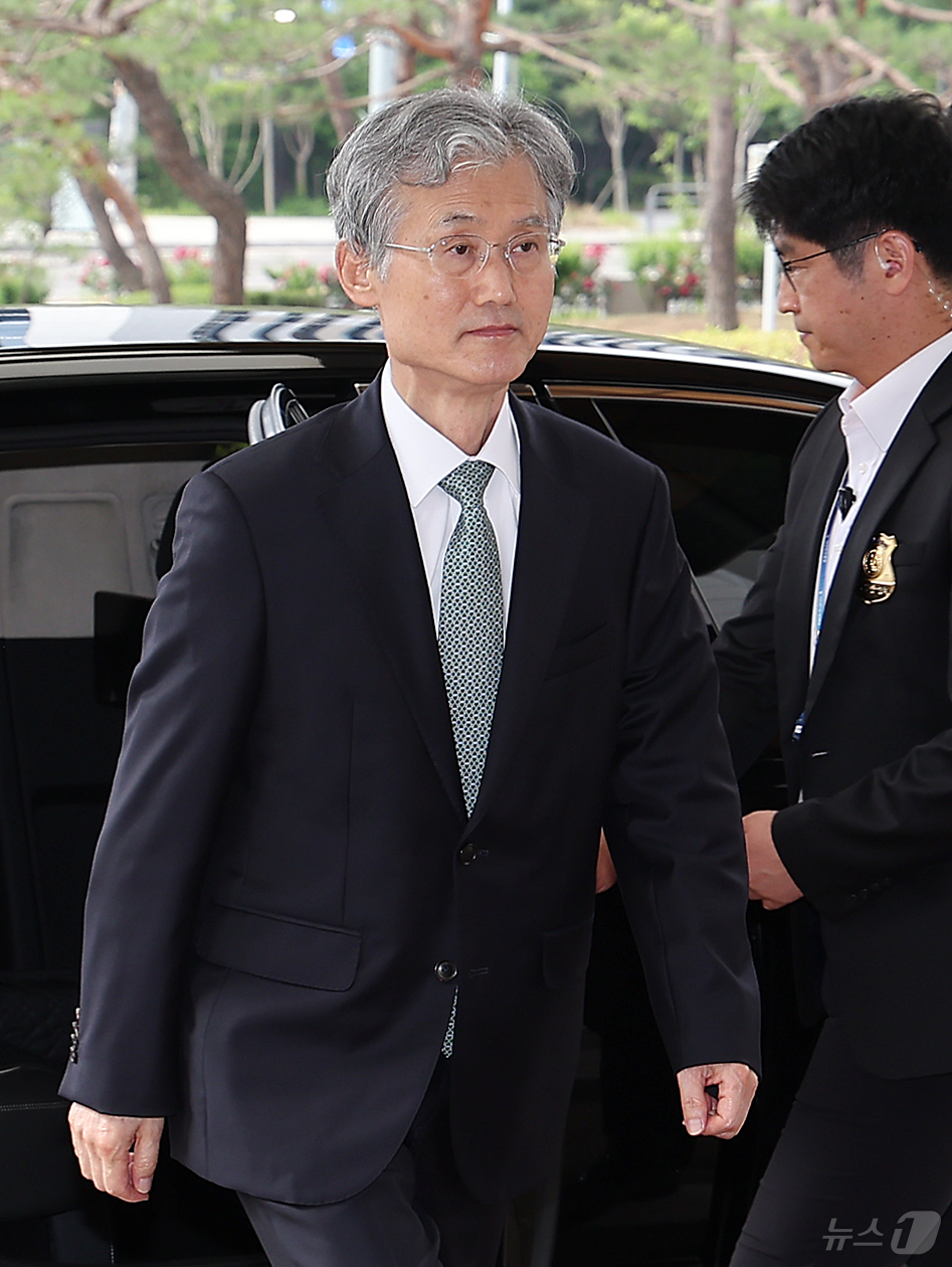 (서울=뉴스1) 김진환 기자 = 조희대 대법원장이 9일 오전 서울 서초구 대법원으로 출근하고 있다. 2025.6.9/뉴스1