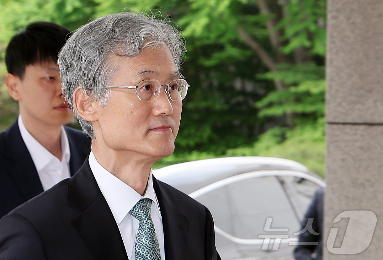 (서울=뉴스1) 김진환 기자 = 조희대 대법원장이 9일 오전 서울 서초구 대법원으로 출근하고 있다. 2025.6.9/뉴스1