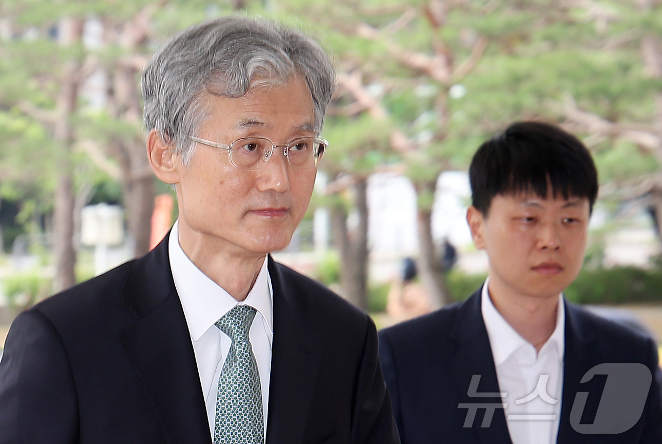 (서울=뉴스1) 김진환 기자 = 조희대 대법원장이 9일 오전 서울 서초구 대법원으로 출근하고 있다. 2025.6.9/뉴스1