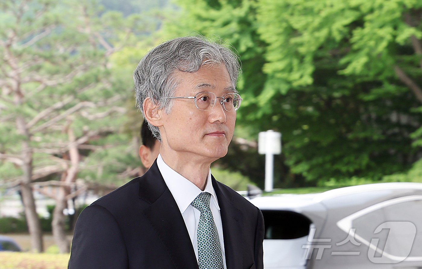 (서울=뉴스1) 김진환 기자 = 조희대 대법원장이 9일 오전 서울 서초구 대법원으로 출근하고 있다. 2025.6.9/뉴스1