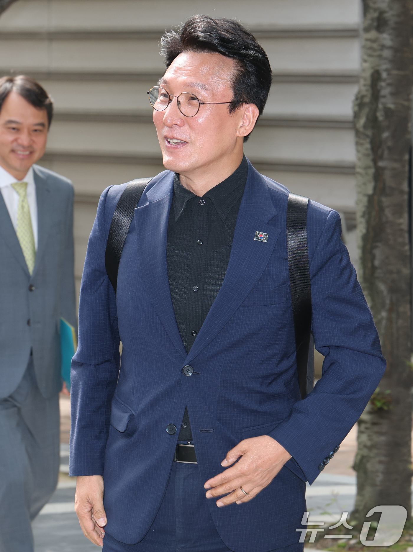 (서울=뉴스1) 임세영 기자 = 김민석 국무총리 후보자가 9일 오전 서울 종로구 통의동 금융감독원 연수원에 마련된 인사청문회 준비 사무실로 출근을 하고 있다. 2025.6.9/뉴스 …