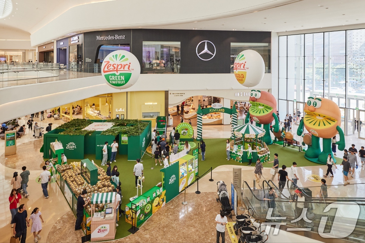 (서울=뉴스1) = 신세계프라퍼티는 '제스프리 키위랜드' 팝업 스토어를 오는 22일까지 스타필드 하남에서, 오는 24일부터 다음달 6일까지는 스타필드 고양에서 진행한다고 9일 밝혔 …