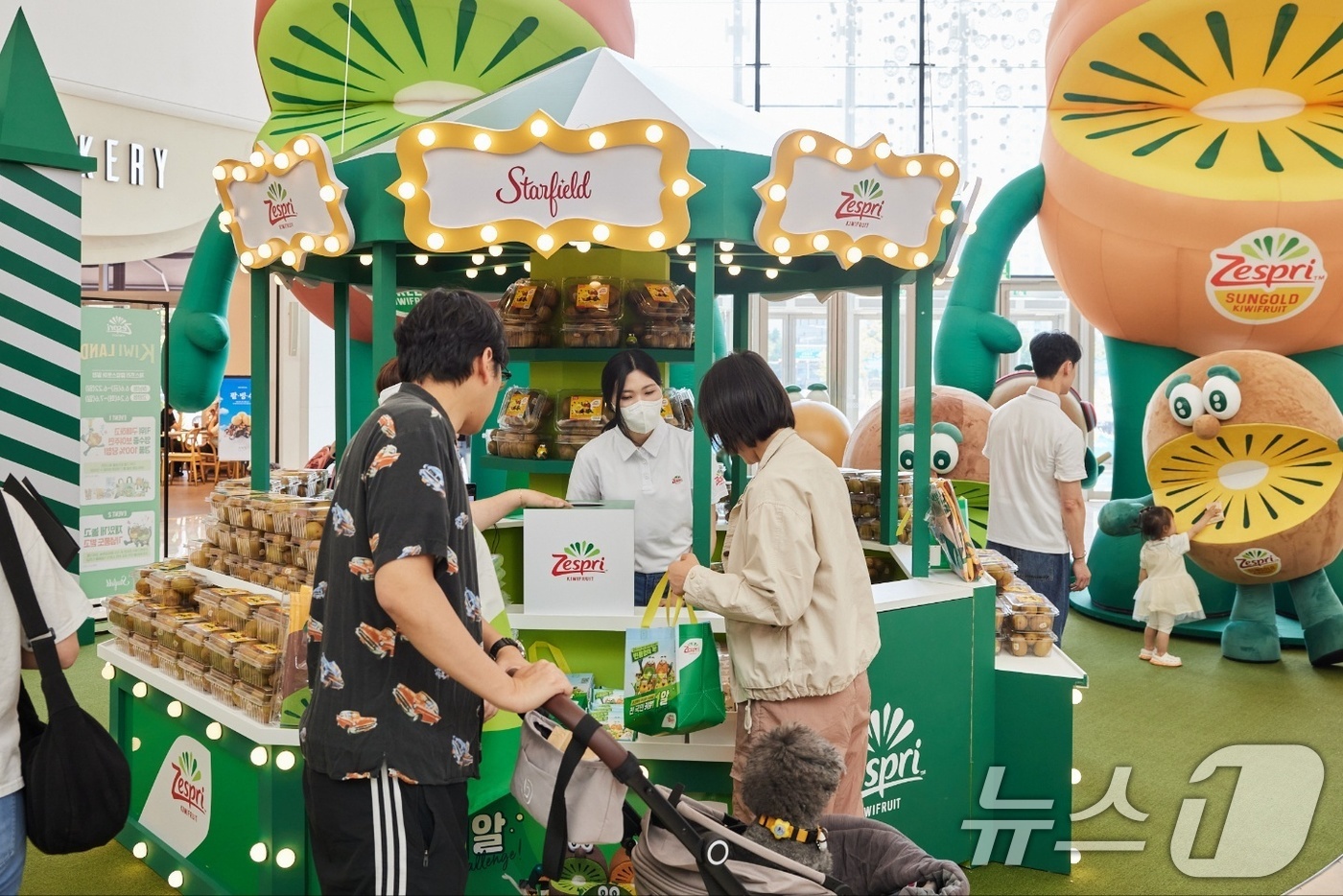 (서울=뉴스1) = 신세계프라퍼티는 '제스프리 키위랜드' 팝업 스토어를 오는 22일까지 스타필드 하남에서, 오는 24일부터 다음달 6일까지는 스타필드 고양에서 진행한다고 9일 밝혔 …