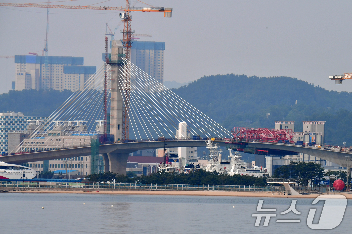 (포항=뉴스1) 최창호 기자 = 9일 경북 포항시 북구 학산동과 송도동을 연결하는 가칭 동빈대교가 상판 연결을 앞두고 있다.올 11월 말 준공을 목표로 건설 중인 동빈대교는 6월 …