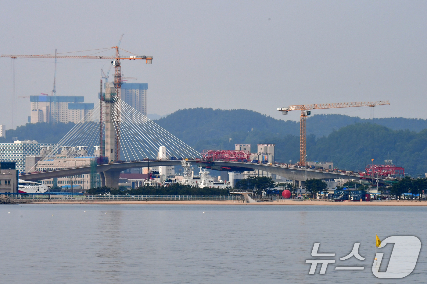 (포항=뉴스1) 최창호 기자 = 9일 경북 포항시 북구 학산동과 송도동을 연결하는 가칭 동빈대교가 상판 연결을 앞두고 있다.올 11월 말 준공을 목표로 건설 중인 동빈대교는 6월 …