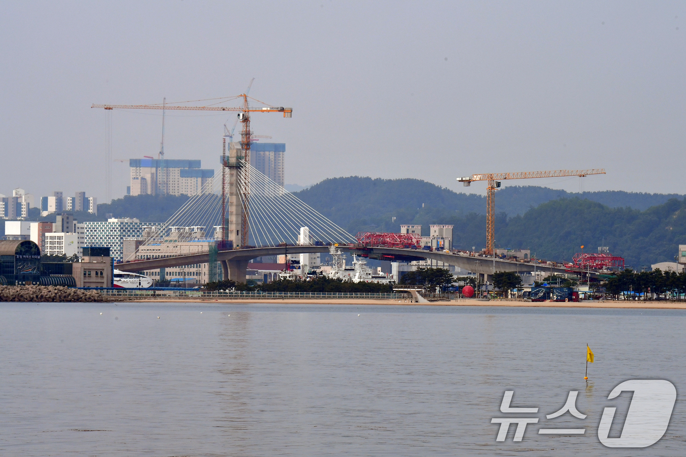 (포항=뉴스1) 최창호 기자 = 9일 경북 포항시 북구 학산동과 송도동을 연결하는 가칭 동빈대교가 상판 연결을 앞두고 있다.올 11월 말 준공을 목표로 건설 중인 동빈대교는 6월 …