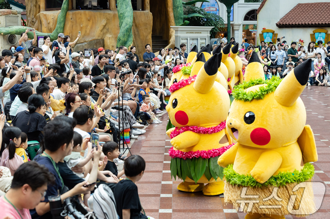 (서울=뉴스1) = 롯데월드 어드벤처가 오는 8월 31일까지 여름 시즌 축제 '포켓몬 월드 어드벤처 : 썸머 페스타'를 진행한다고 9일 밝혔다.손님들이 '썸머 페스타 위드 포켓몬' …