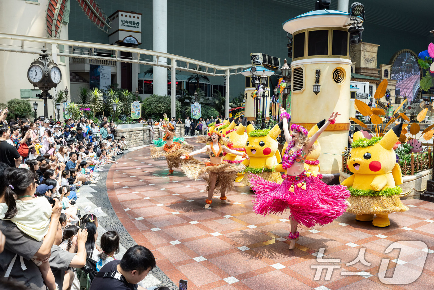 (서울=뉴스1) = 롯데월드 어드벤처가 오는 8월 31일까지 여름 시즌 축제 '포켓몬 월드 어드벤처 : 썸머 페스타'를 진행한다고 9일 밝혔다.손님들이 '썸머 페스타 위드 포켓몬' …