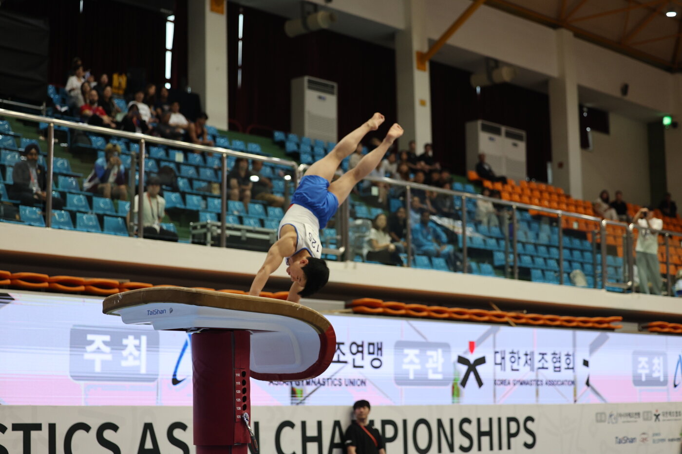 본문 이미지 - 박준우가 8일 열린 2025 기계체조 주니어 아시아선수권대회 남자부 도마 결선에서 금메달을 획득했다. (대한체조협회 제공)