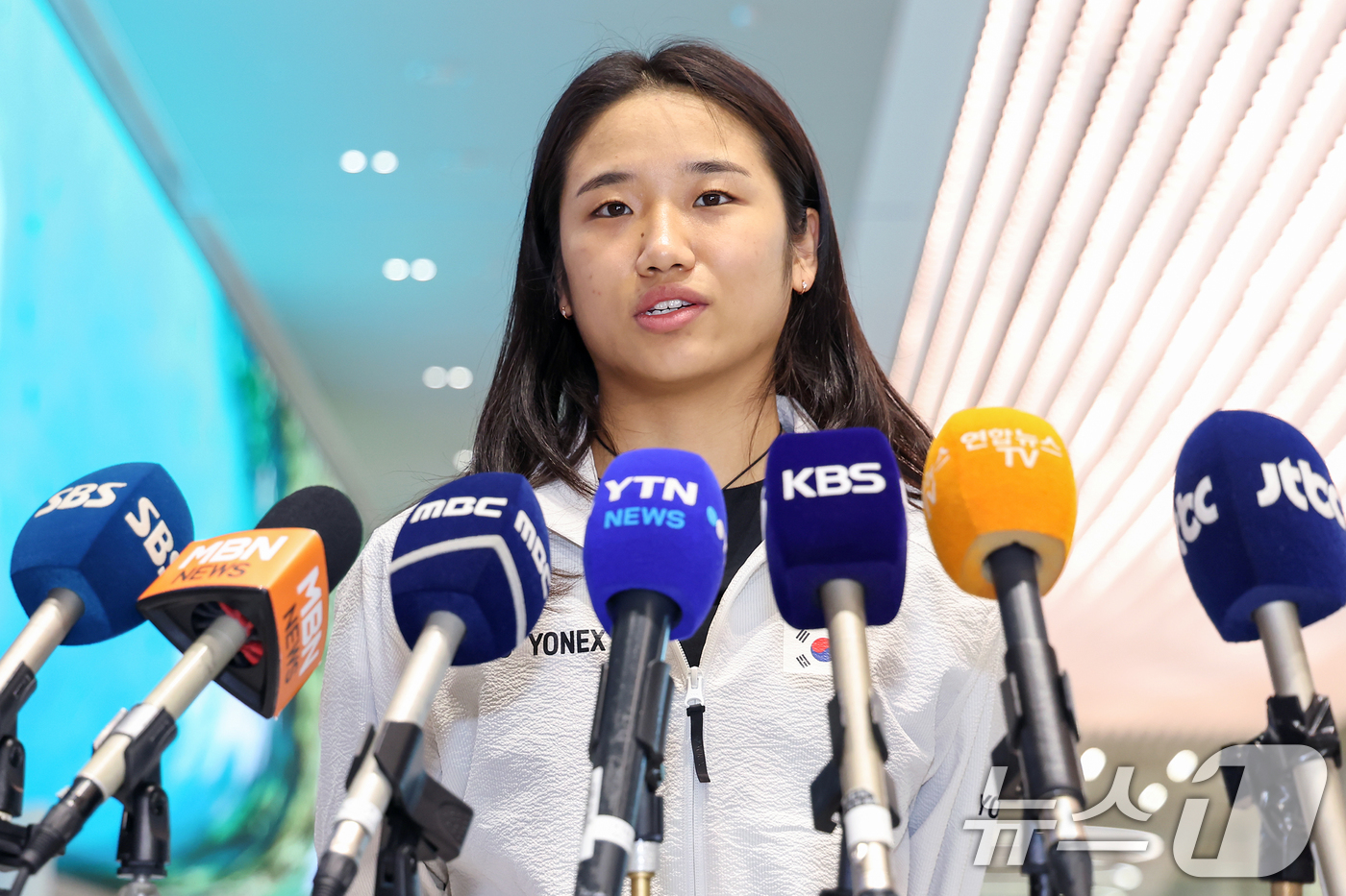 (인천공항=뉴스1) 민경석 기자 = 배드민턴 여자 단식 세계랭킹 1위 안세영이 9일 오전 인천국제공항을 통해 귀국해 인터뷰를 하고 있다.안세영은 지난 8일 인도네시아 자카르타에서 …