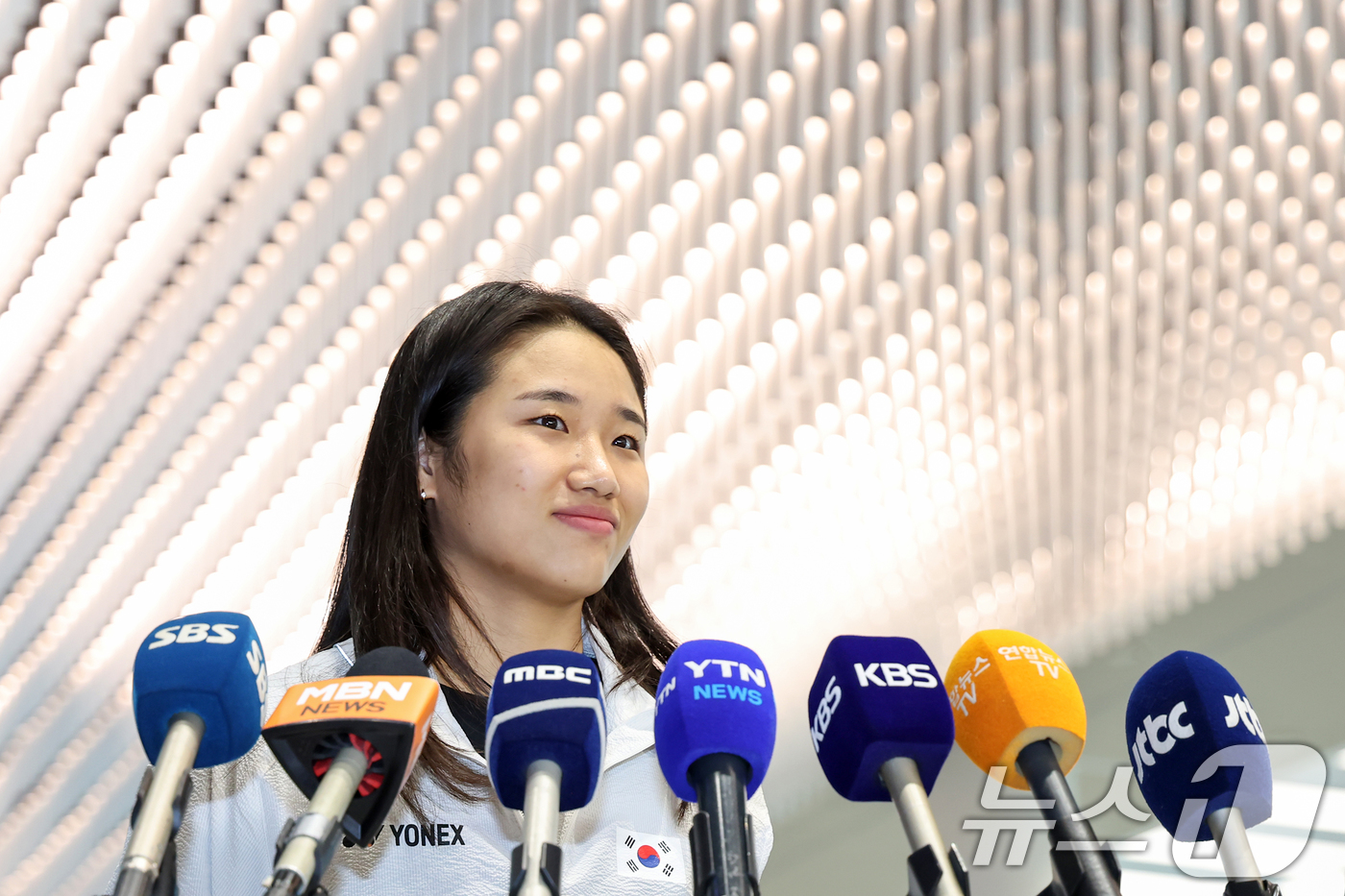 (인천공항=뉴스1) 민경석 기자 = 배드민턴 여자 단식 세계랭킹 1위 안세영이 9일 오전 인천국제공항을 통해 귀국해 인터뷰를 하며 미소 짓고 있다.안세영은 지난 8일 인도네시아 자 …