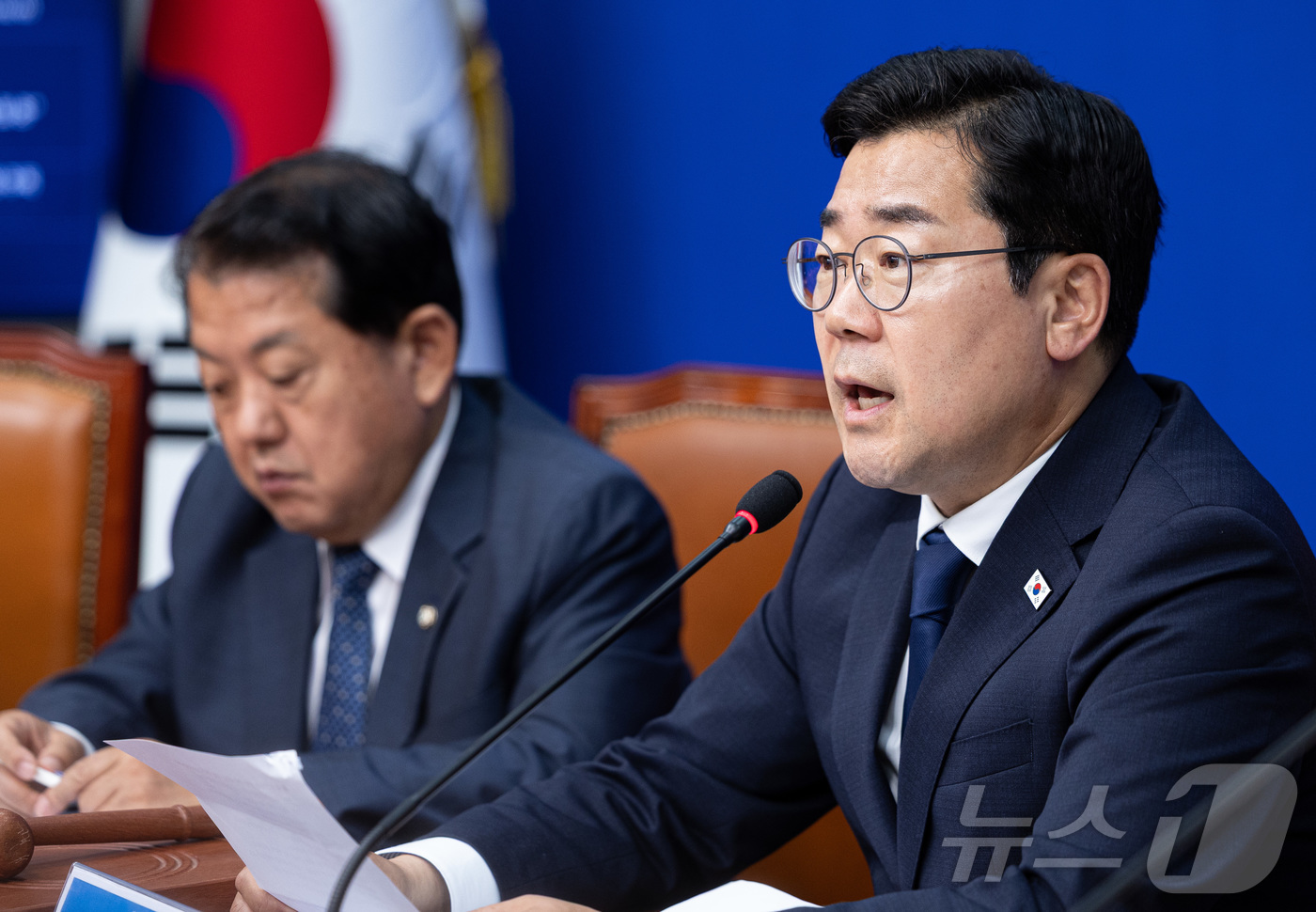 (서울=뉴스1) 이재명 기자 = 박찬대 더불어민주당 대표 직무대행 겸 원내대표가 9일 오전 서울 여의도 국회에서 열린 최고위원회의에서 발언을 하고 있다. 2025.6.9/뉴스1