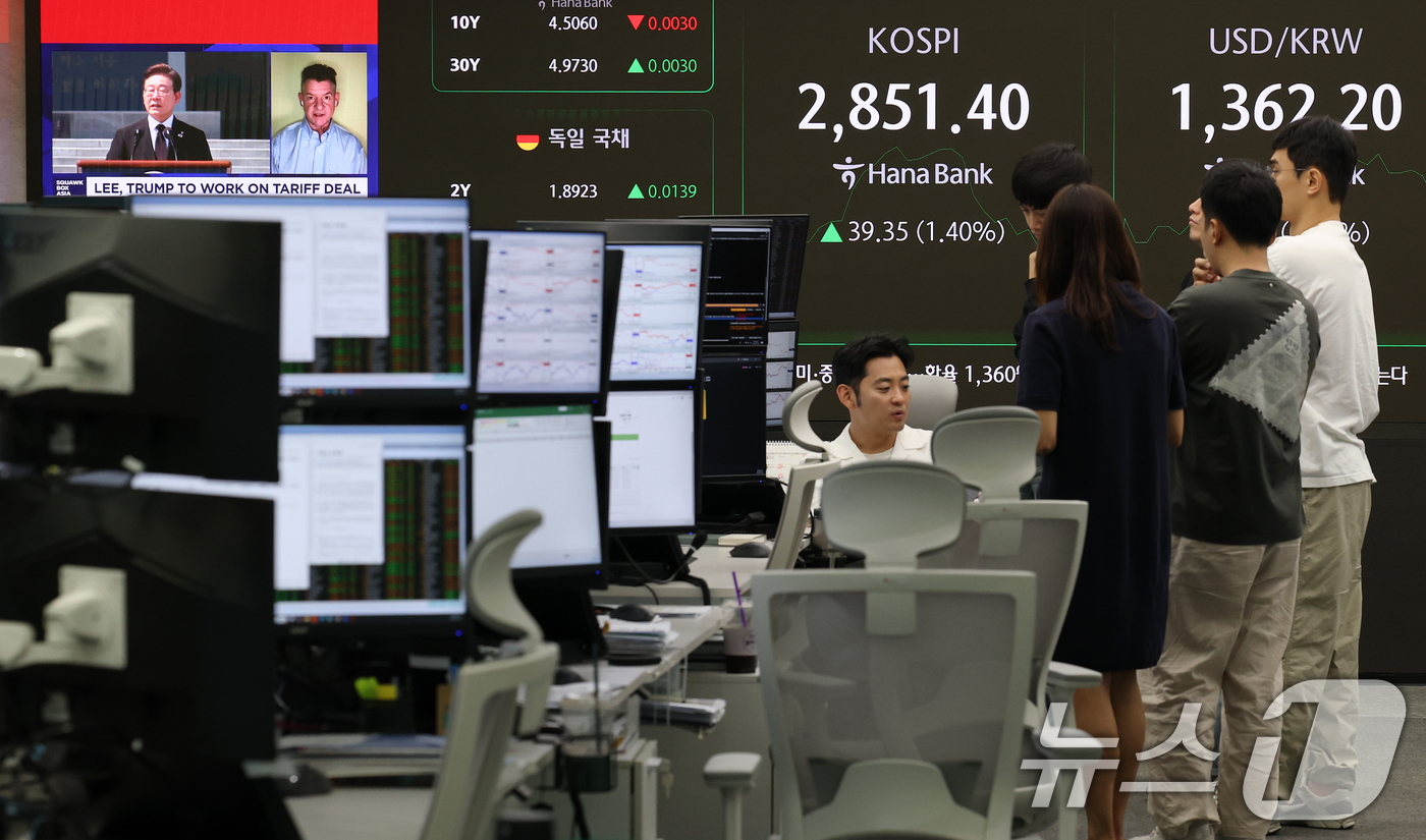 (서울=뉴스1) 오대일 기자 = 코스피가 1%대 급등 출발한 9일 서울 중구 하나은행 딜링룸 전광판에 이재명 대통령과 트럼프 미 대통령의 관세 협상을 다룬 외신 뉴스가 방송되고 있 …