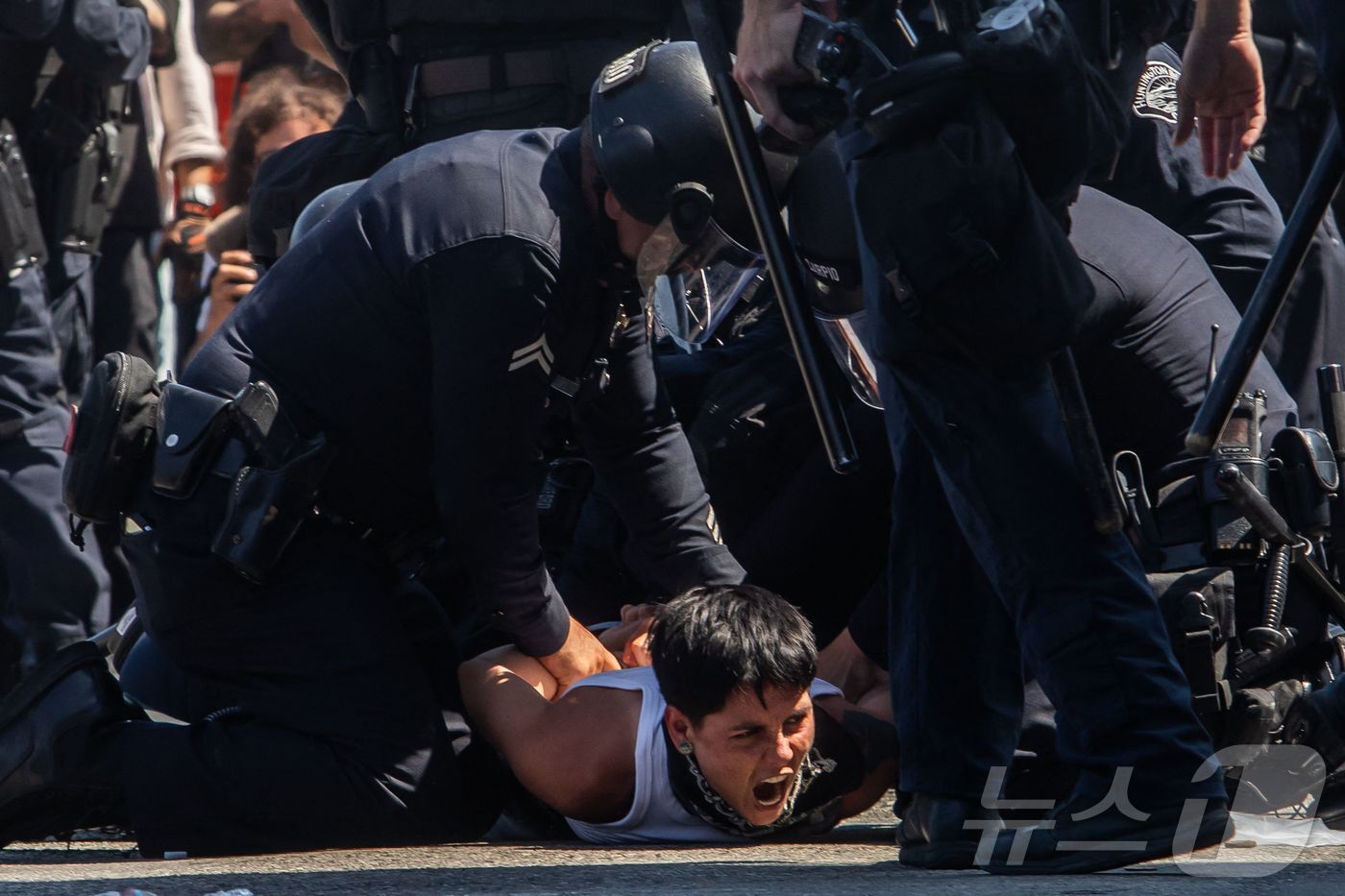본문 이미지 - 8일(현지시간) 미국 LA에서 경찰이 시위대를 체포하고 있다. ⓒ AFP=뉴스1