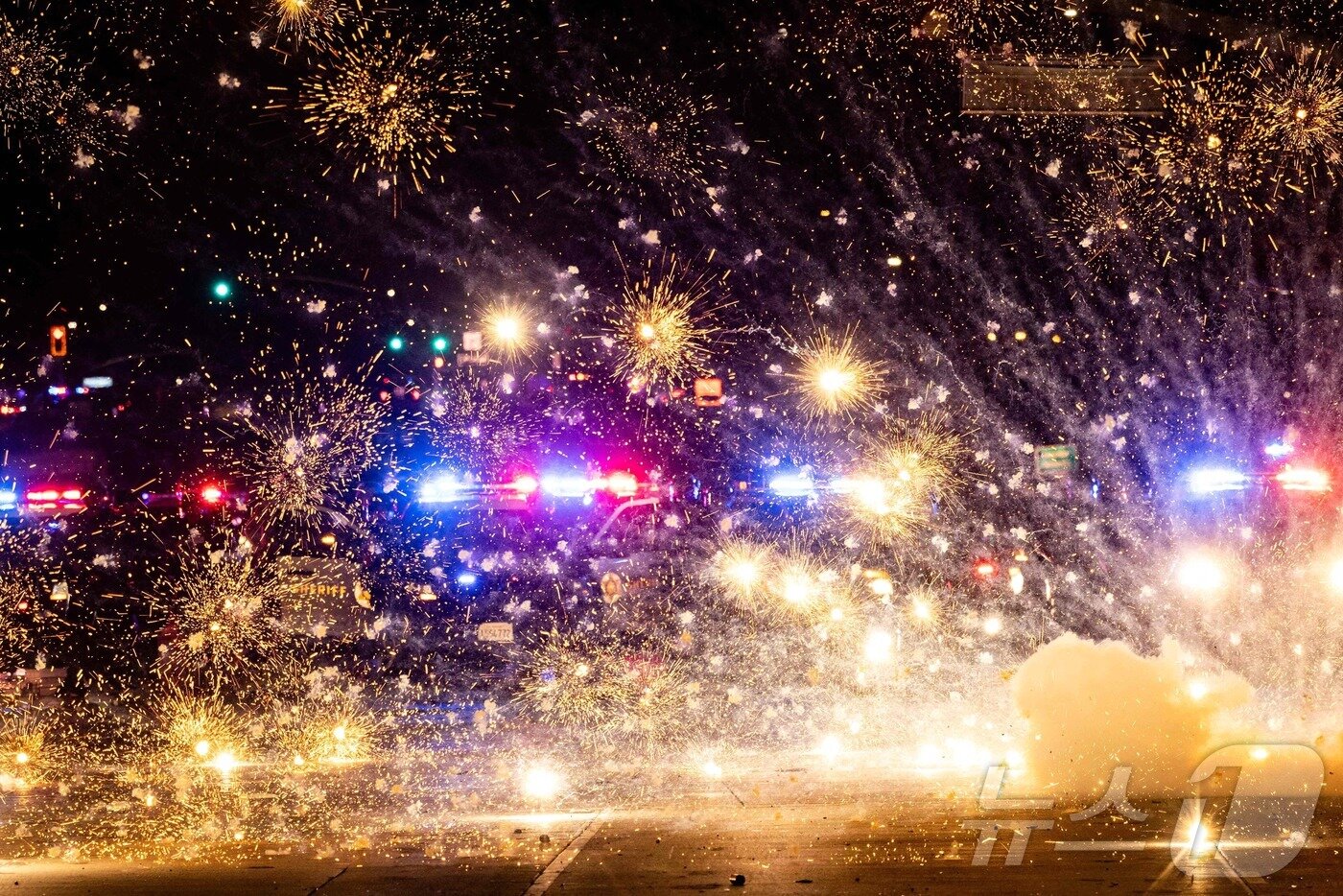 본문 이미지 - 8일(현지시간) 미국 LA에서 열린 연방 이민법 집행에 대한 항의 시위에서 불꽃이 터지고 있다.ⓒ AFP=뉴스1