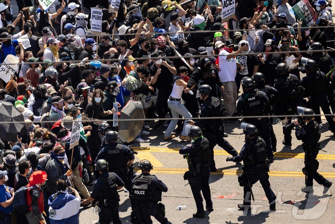 본문 이미지 - 8일(현지시간) 미국 LA에서 경찰이 연방 이민법 집행에 대한 항의 시위대와 충돌하고 있다.ⓒ AFP=뉴스1
