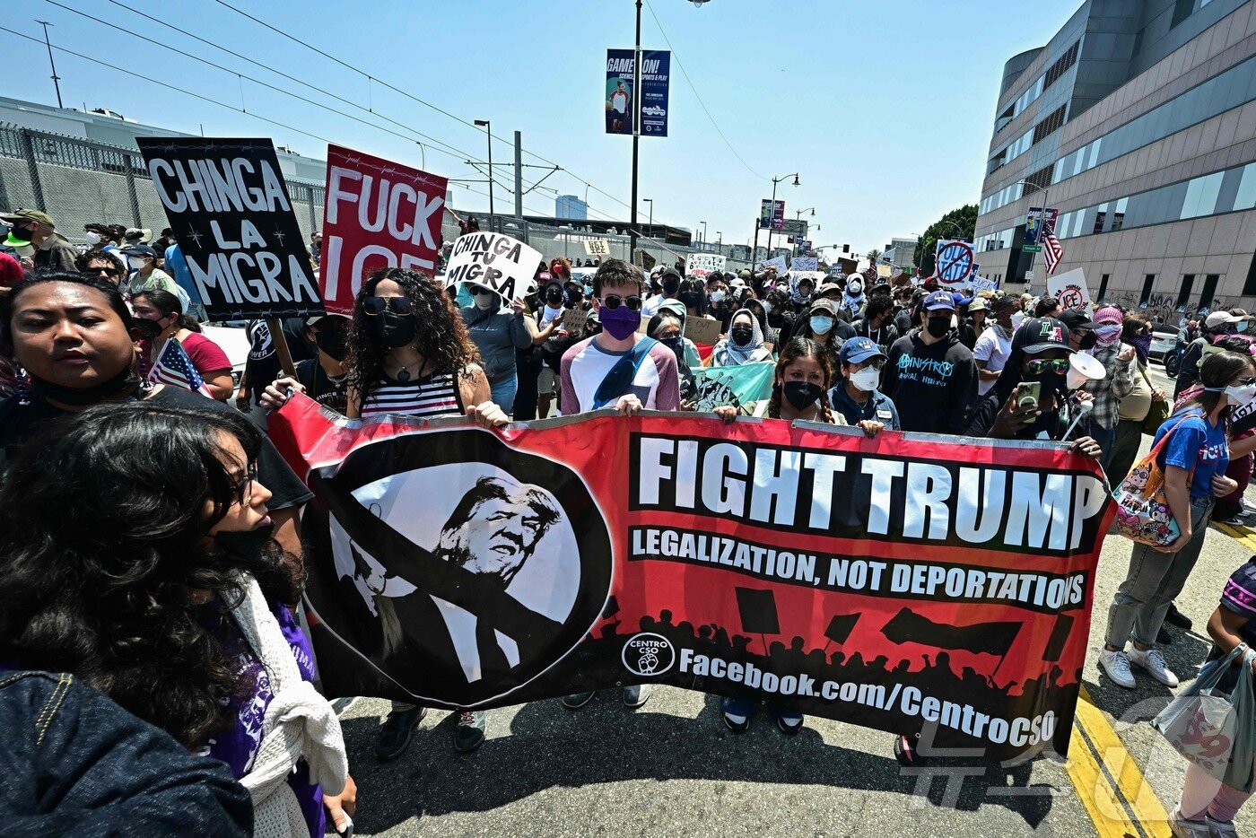 본문 이미지 - 8일(현지시간) 미국 LA에서 시위대들이 이민자 권리 옹호를 촉구하며 트럼프 대통령 반대 시위를 하고 있다.ⓒ AFP=뉴스1