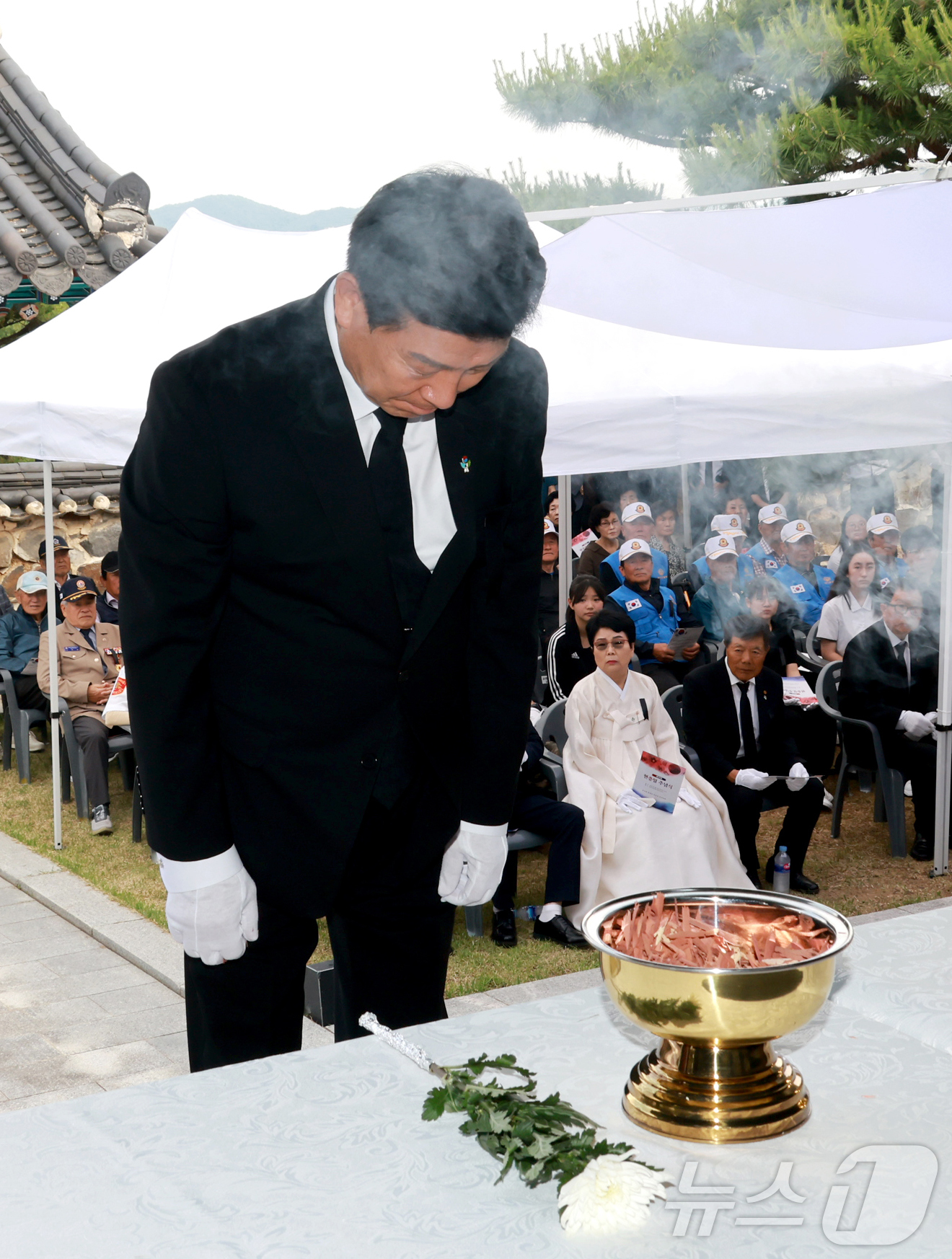 (금산=뉴스1) 이동원 기자 = 박범인 금산군수가 지난 6일 금산읍 충령사에서 열린 제70회 현충일 추념식에서 순국선열과 호국영령의 숭고한 희생을 기리고 있다.이날 박 군수를 비롯 …