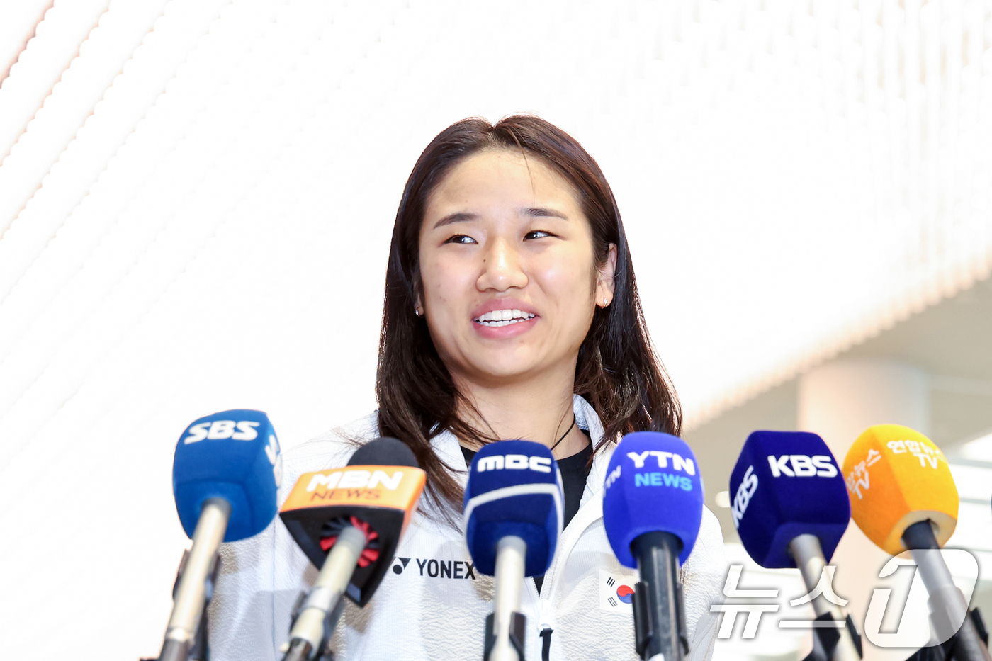 (인천공항=뉴스1) 민경석 기자 = 배드민턴 여자 단식 세계랭킹 1위 안세영이 9일 오전 인천국제공항을 통해 귀국해 인터뷰를 하며 미소 짓고 있다.안세영은 지난 8일 인도네시아 자 …