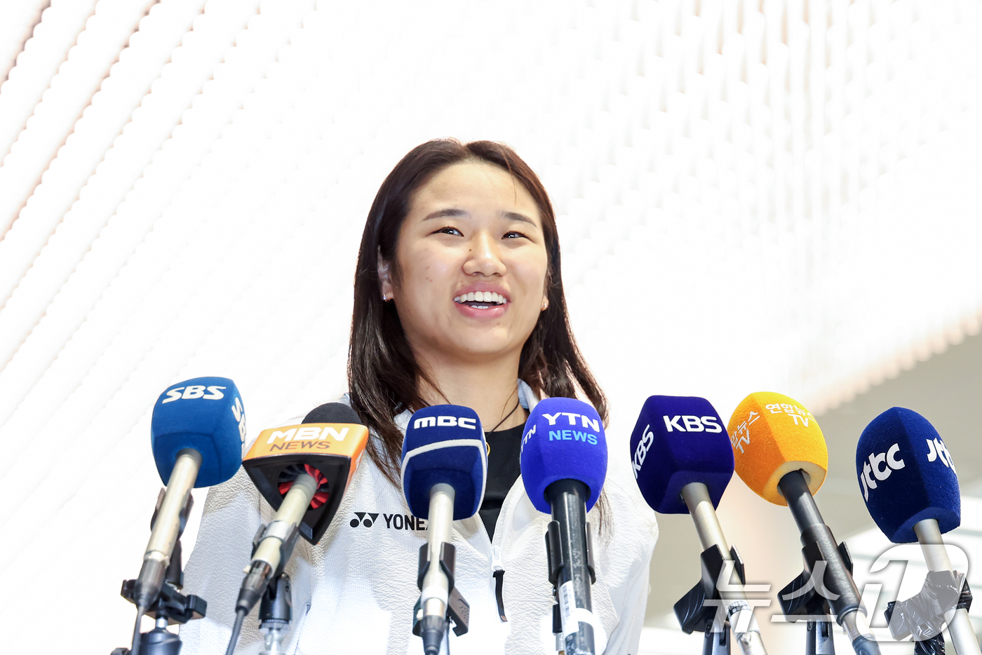 (인천공항=뉴스1) 민경석 기자 = 배드민턴 여자 단식 세계랭킹 1위 안세영이 9일 오전 인천국제공항을 통해 귀국해 인터뷰를 하며 환하게 웃고 있다.안세영은 지난 8일 인도네시아 …