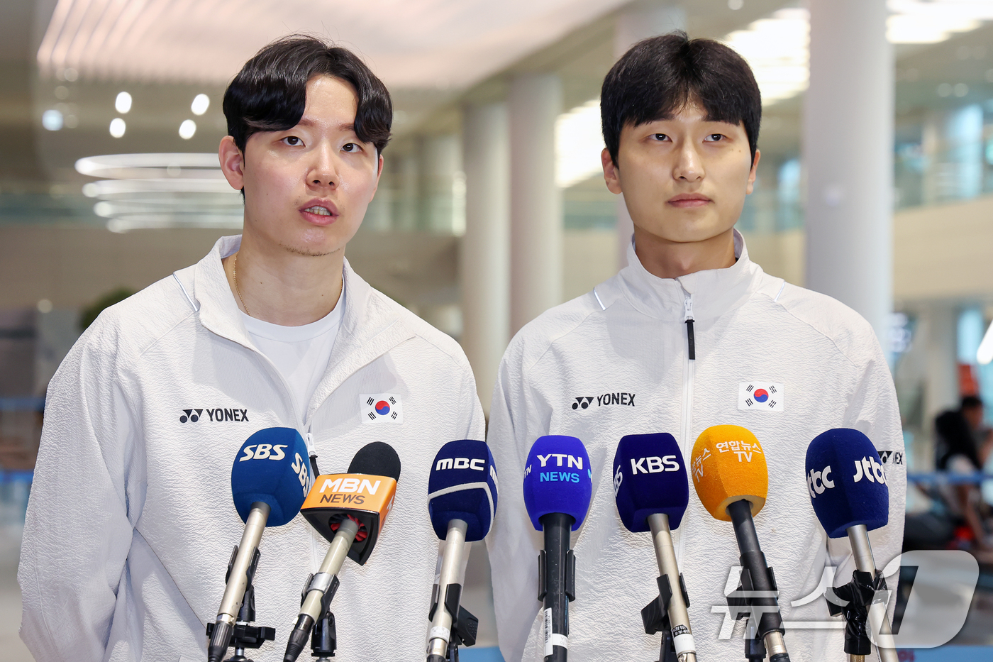 (인천공항=뉴스1) 민경석 기자 = 배드민턴 남자 복식 세계랭킹 6위 서승재(왼쪽)·김원호가 9일 오전 인천국제공항을 통해 귀국해 인터뷰를 하고 있다.서승재·김원호는 8일 인도네시 …