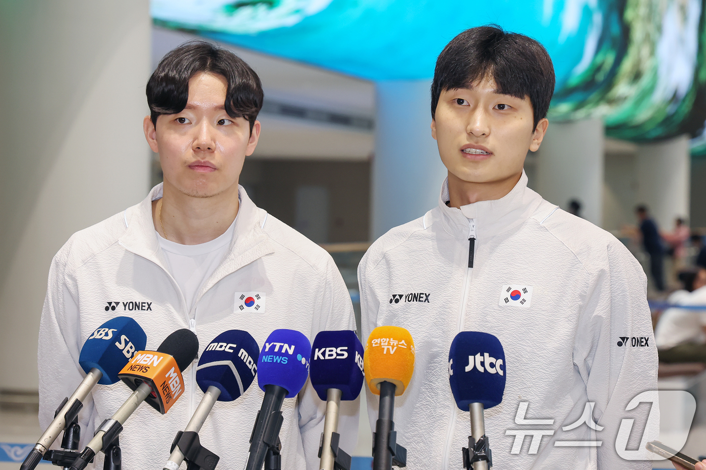 (인천공항=뉴스1) 민경석 기자 = 배드민턴 남자 복식 세계랭킹 6위 서승재(왼쪽)·김원호가 9일 오전 인천국제공항을 통해 귀국해 인터뷰를 하고 있다.서승재·김원호는 8일 인도네시 …