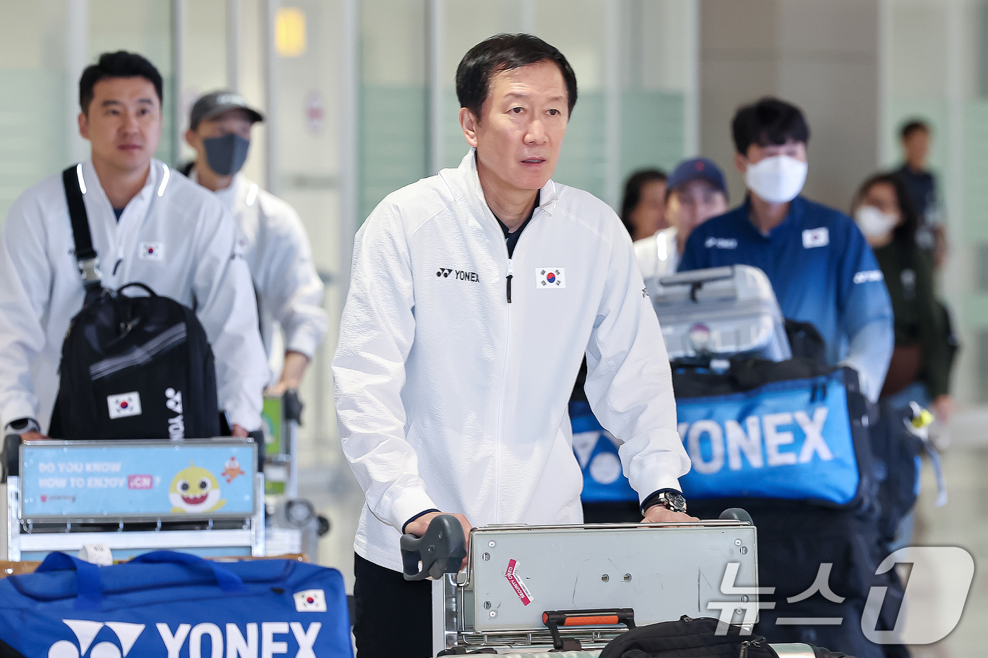 (인천공항=뉴스1) 민경석 기자 = 박주봉 대한민국 배드민턴 국가대표팀 감독이 9일 오전 인천국제공항을 통해 귀국하고 있다.우리 대표팀은 이번 인도네시아 자카르타에서 열린 세계배드 …