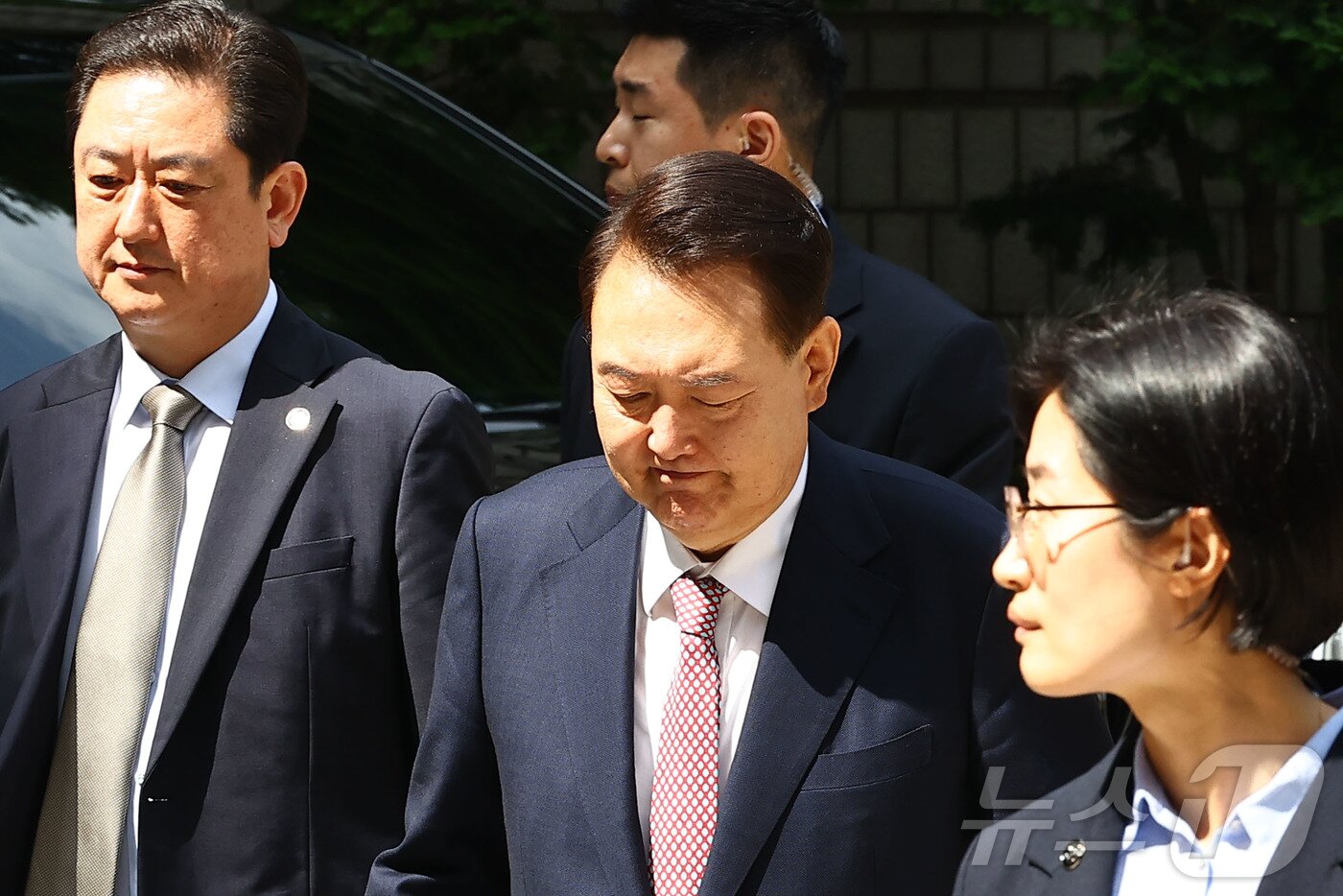 본문 이미지 - 윤석열 전 대통령이 9일 서울중앙지방법원에서 열린 내란 우두머리 혐의·직권남용 권리행사 방해 혐의 사건 6차 공판에 출석하고 있다. 2025.6.9/뉴스1 ⓒ News1 사진공동취재단