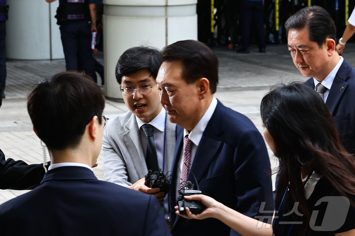 본문 이미지 - 윤석열 전 대통령이 9일 서울중앙지방법원에서 열린 내란 우두머리 혐의·직권남용 권리행사 방해 혐의 사건 6차 공판에 출석하고 있다. 2025.6.9/뉴스1 ⓒ News1 사진공동취재단