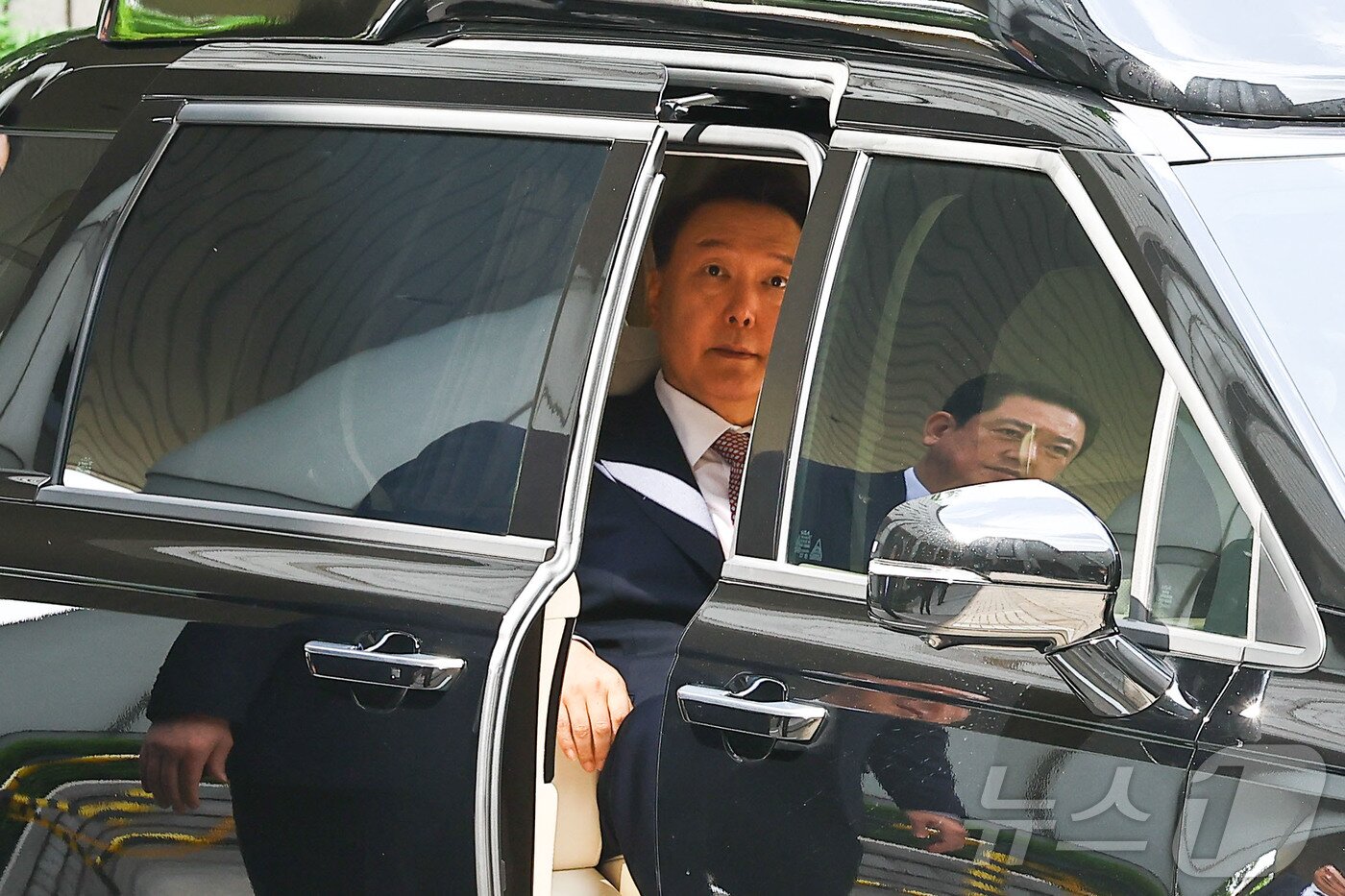 본문 이미지 - 윤석열 전 대통령이 9일 서울중앙지방법원에서 열린 내란 우두머리 혐의·직권남용 권리행사 방해 혐의 사건 6차 공판에 출석하고 있다. 2025.6.9/뉴스1 ⓒ News1 사진공동취재단