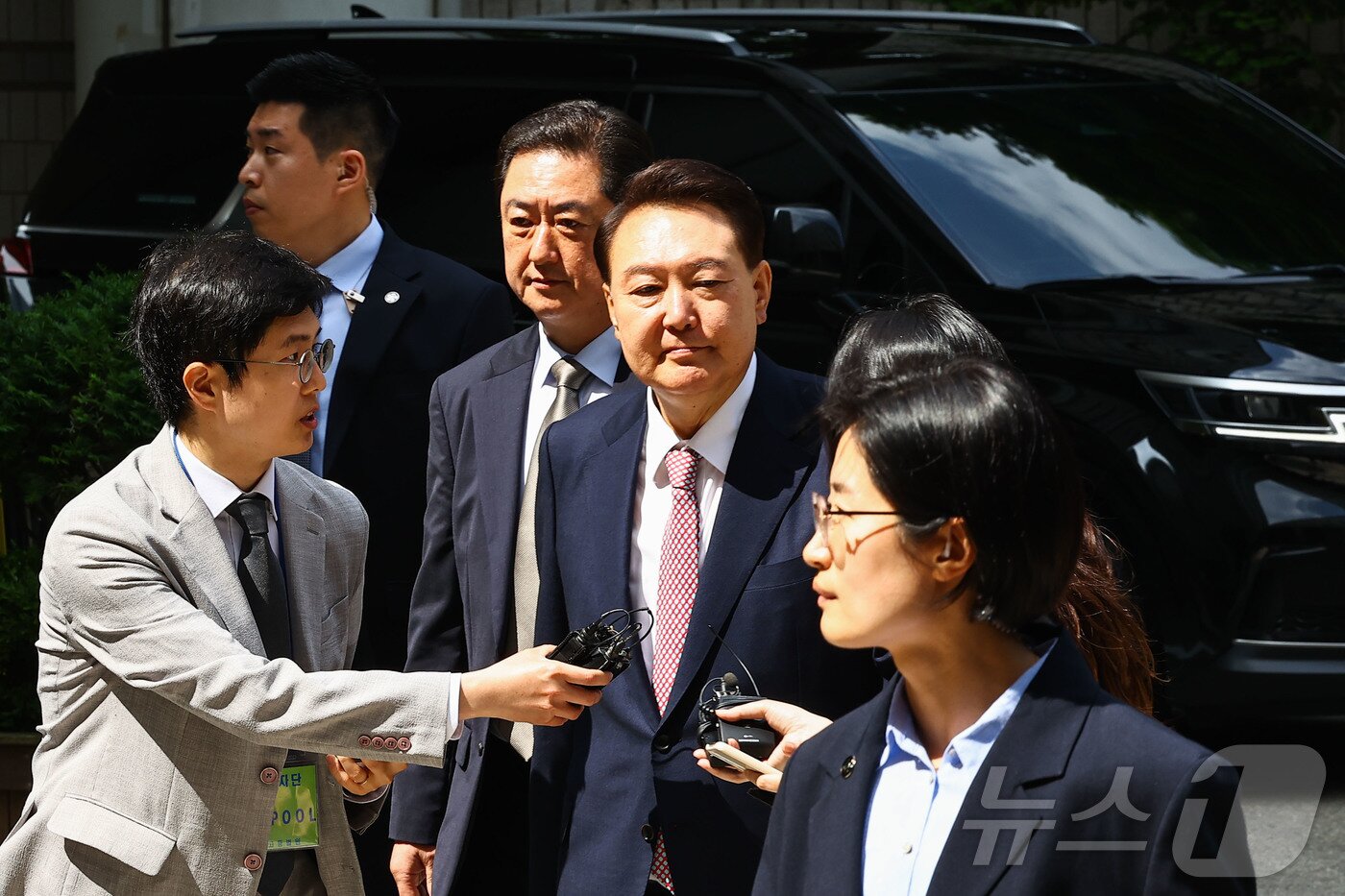 본문 이미지 - 윤석열 전 대통령이 9일 서울중앙지방법원에서 열린 내란 우두머리 혐의·직권남용 권리행사 방해 혐의 사건 6차 공판에 출석하고 있다. 2025.6.9/뉴스1 ⓒ News1 사진공동취재단