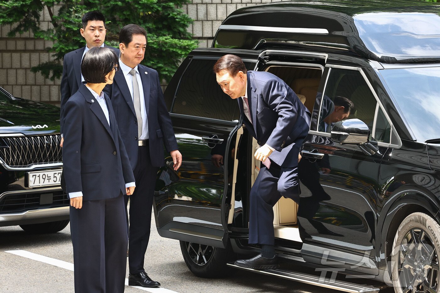 본문 이미지 - 윤석열 전 대통령이 9일 서울중앙지방법원에서 열린 내란 우두머리 혐의·직권남용 권리행사 방해 혐의 사건 6차 공판에 출석하고 있다. 2025.6.9/뉴스1 ⓒ News1 사진공동취재단