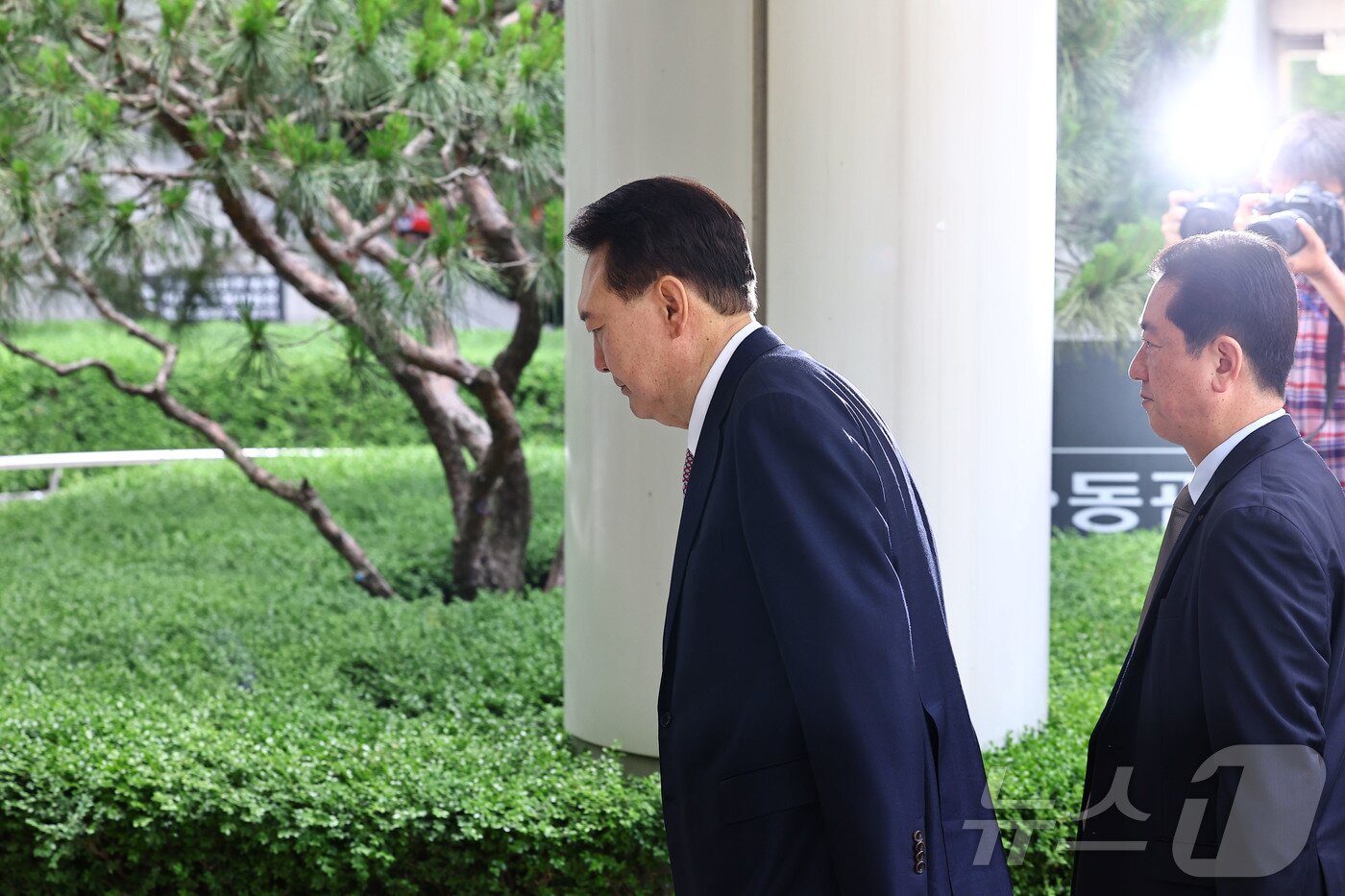 본문 이미지 - 윤석열 전 대통령이 9일 서울중앙지방법원에서 열린 내란 우두머리 혐의·직권남용 권리행사 방해 혐의 사건 6차 공판에 출석하고 있다. 2025.6.9/뉴스1 ⓒ News1 사진공동취재단