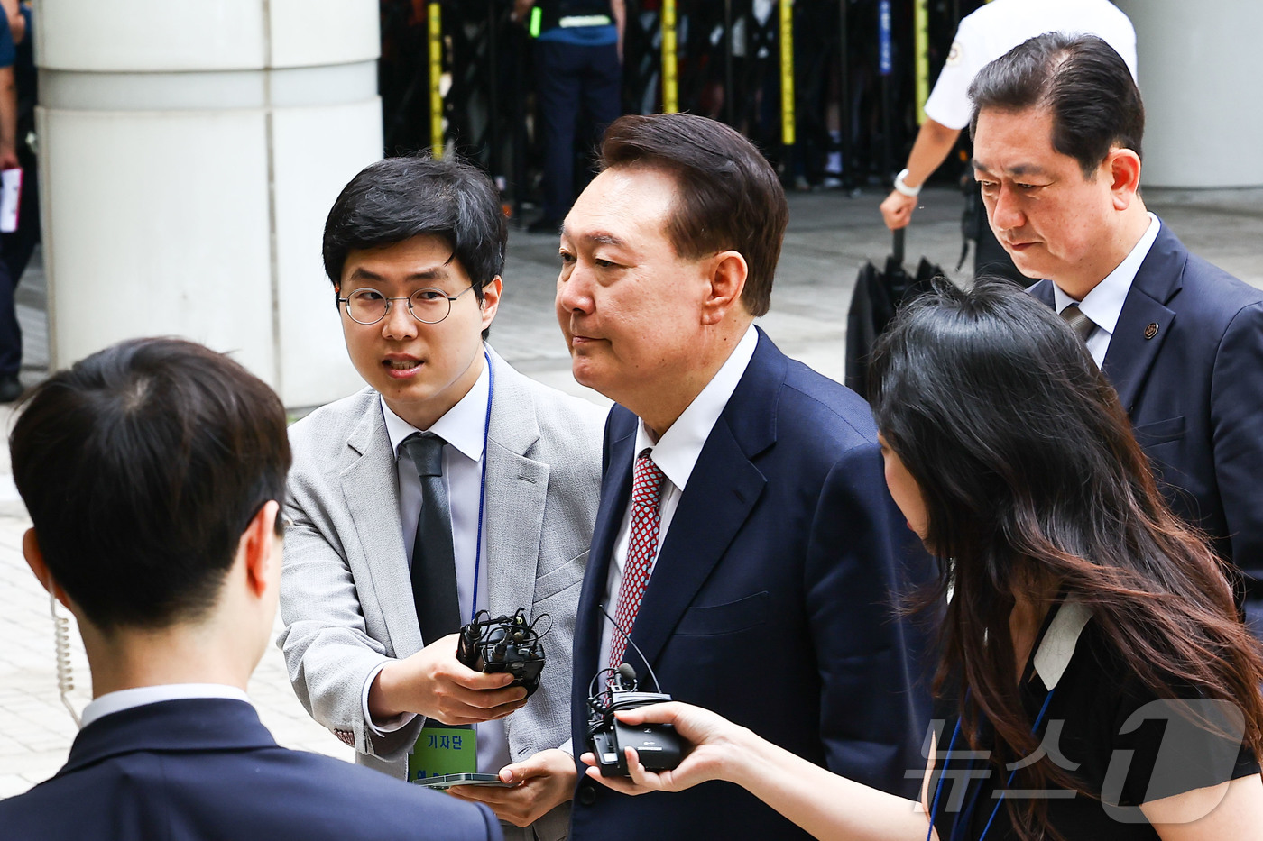 (서울=뉴스1) 사진공동취재단 = 윤석열 전 대통령이 9일 서울중앙지방법원에서 열린 내란 우두머리 혐의·직권남용 권리행사 방해 혐의 사건 6차 공판에 출석하고 있다. 2025.6. …